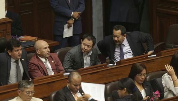 Durante el debate, el congresista Miguel Elías conversó con Kenji Fujimori, quien hace un par de semanas renunció a Fuerza Popular. (Foto: Anthony Niño de Guzmán/ El Comercio)