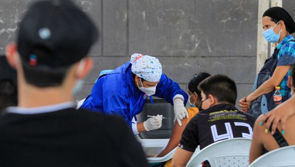 Un migrante venezolano es vacunado contra COVID-19 en el sector La Parada, la zona comercial de la frontera entre Colombia y Venezuela, en Cúcuta, Colombia. (Foto: Schneyder MENDOZA / AFP).