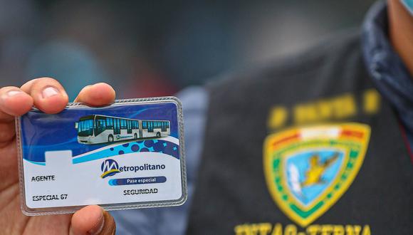 Agentes policiales recibieron tarjeta especial del Metropolitano para que puedan brindar seguridad ante la frecuente ola de asaltos en este servicio de transporte masivo | ATU