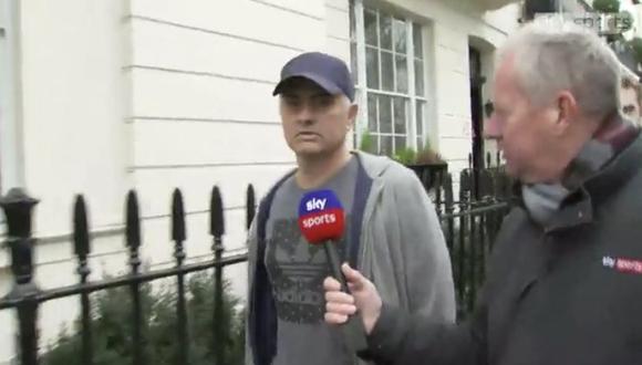 Jose Mourinho caminaba tranquilamente por las calles de Manchester cuando fue interceptado por la cadena Sky Sports. El técnico luso atendió al reportero, pero con cierto hermetismo. (Foto: captura de video)