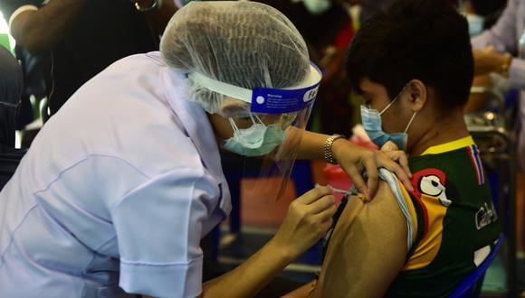 Un trabajador médico administra una dosis de la vacuna contra el COVID-19 de Pfizer en el complejo del Hospital Narathiwat en Tailandia, el 18 de agosto de 2021. (Foto: Madaree TOHLALA / AFP)