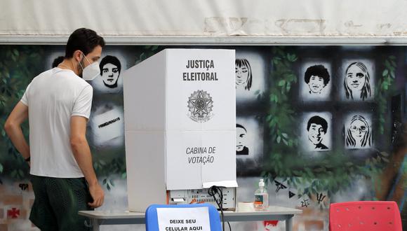 Un hombre vota en un colegio electoral en Sao Paulo, Brasil, el 30 de octubre de 2022, durante la segunda vuelta de las elecciones presidenciales. (Foto de CAIO GUATELLI / AFP)