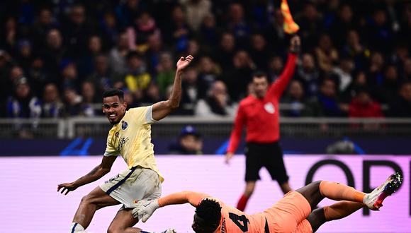 El arquero camerunés se hizo gigante e hizo dos atajadas impresionantes que evitaron la caída momentánea del Inter | Foto: AFP