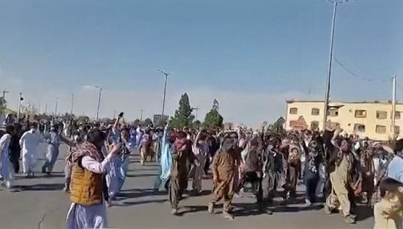 Los manifestantes con carteles y cantando consignas durante una marcha en Khash, en la provincia de Sistán-Baluchistán, en el sureste de Irán. (Foto de UGC / AFP)