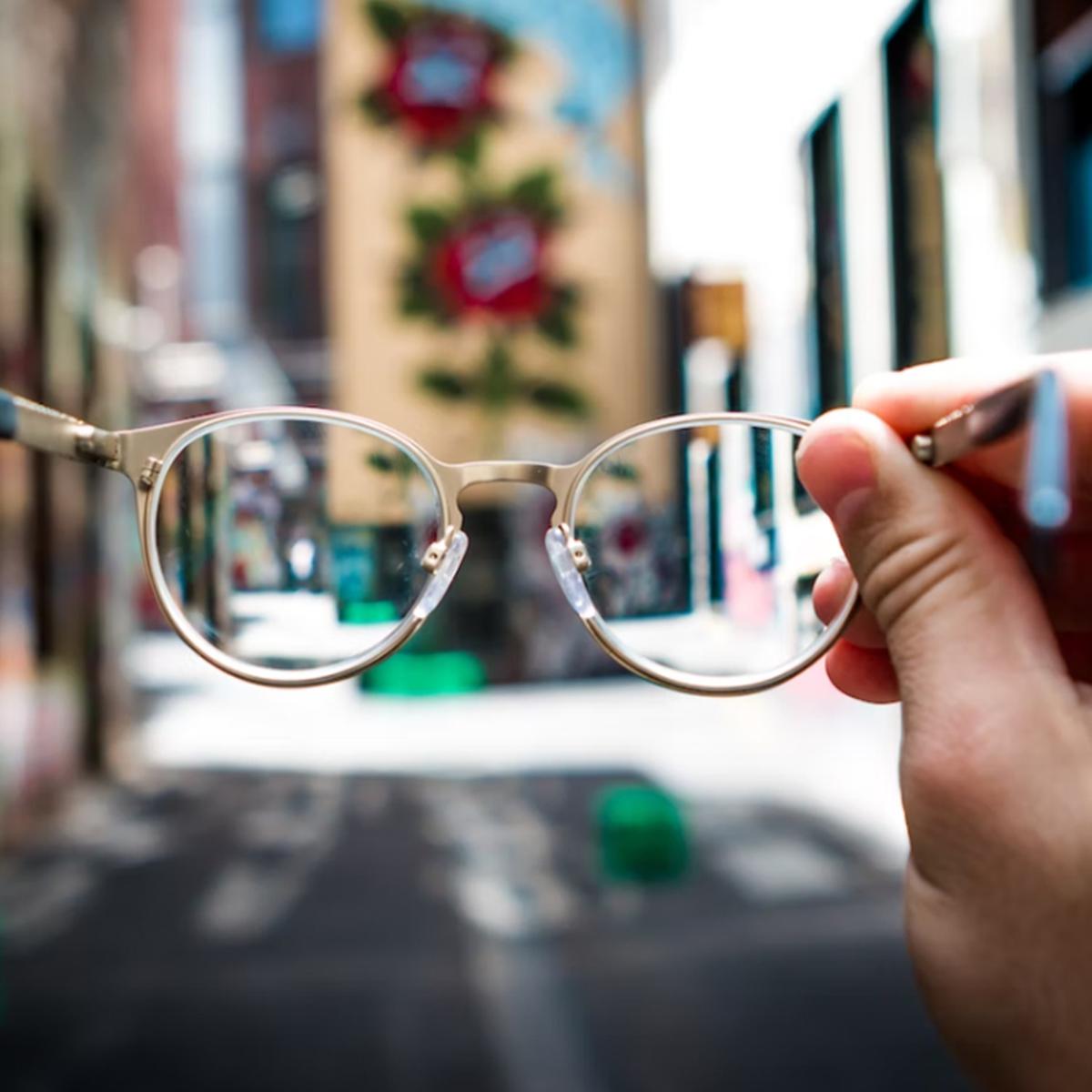 Trucos caseros de limpieza: cómo limpiar los lentes con