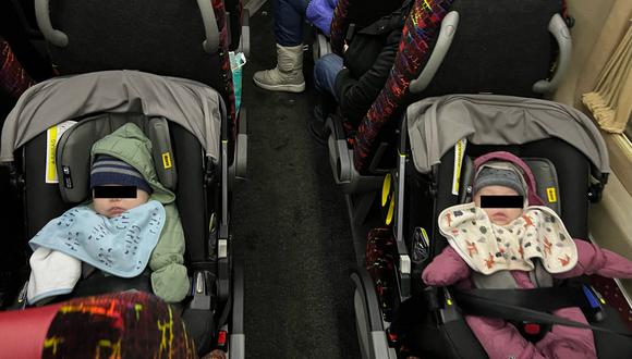 Imagen de cortesía de Project DYNAMO muestra a los bebés gemelos durmiendo en un autobús después de ser devueltos a sus padres estadounidenses, en San Petersburgo, Rusia, el 23 de noviembre de 2022. (Foto de Project DYNAMO / AFP)