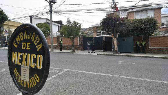 La Embajada de México en La Paz está rodeada por numerosos policías bolivianos. (EFE).