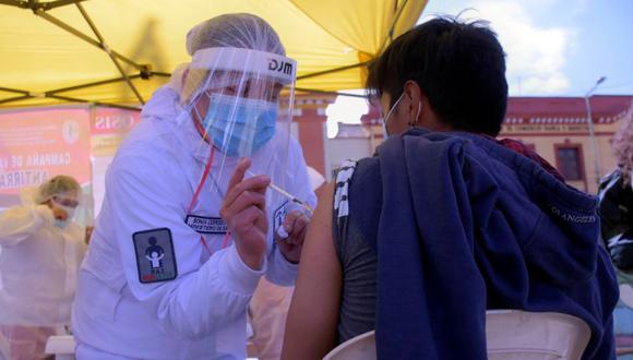 Un hombre recibe la vacuna contra la covid-19 en La Paz (Bolivia). (Foto: EFE/Stringer).