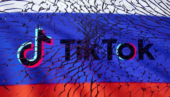 El logo de TikTok y la bandera de Rusia se ven a través de vidrios rotos en esta ilustración tomada el 1 de marzo de 2022. (Foto: REUTERS/Dado Ruvic)