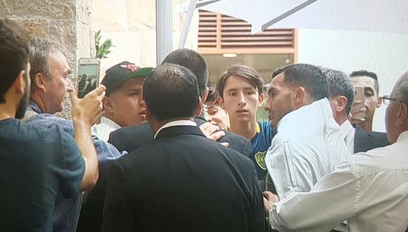 A la salida del hotel donde se aloja Boca Juniors, Carlos Tévez fue interceptado bruscamente por un hincha peruano que lo esperaba por una foto y esto pasó. (Foto: internet)