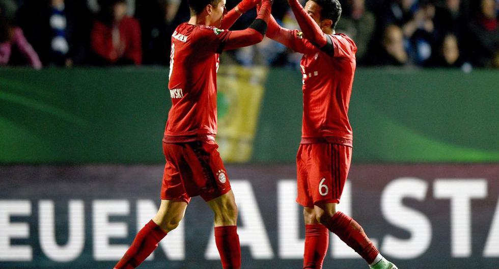 Robert Lewandowski (i) de Bayern Munich celebra su gol ante VfL Bochum con su compañero Thiago (d). (Foto: EFE)