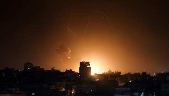 El fuego y el humo se elevan sobre los edificios en la ciudad de Gaza cuando Israel lanzó ataques aéreos contra el enclave palestino a primeras horas del 2 de febrero de 2023. (Foto de MOHAMMED ABED / AFP)