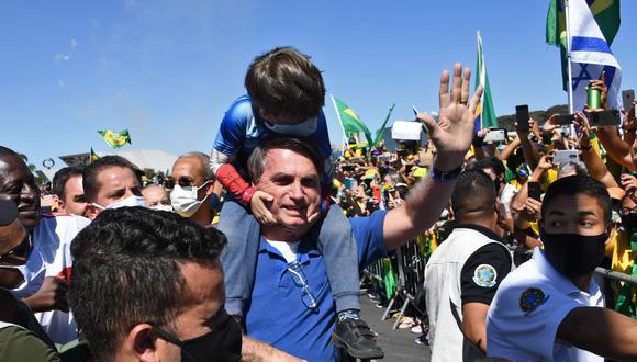 Jair Bolsonaro vuelve a arengar simpatizantes y causa aglomeración en plena crisis de coronavirus en Brasil. (AFP / EVARISTO SA).