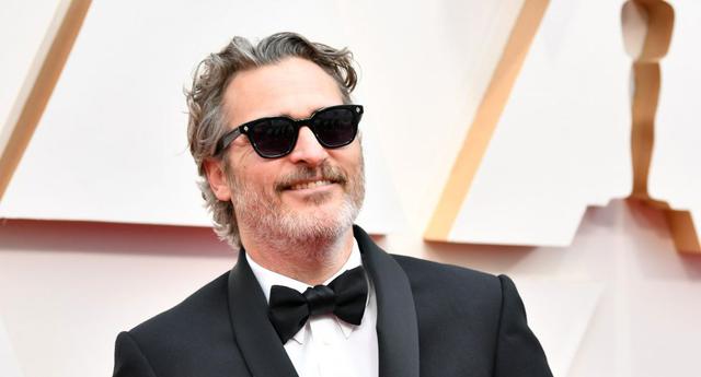 Joaquin Phoenix a su llegada a la alfombra roja de la 92° ceremonia de la Academia. El intérprete ganó el Oscar a Mejor actor por su trabajo en "Joker". (Foto: AFP)