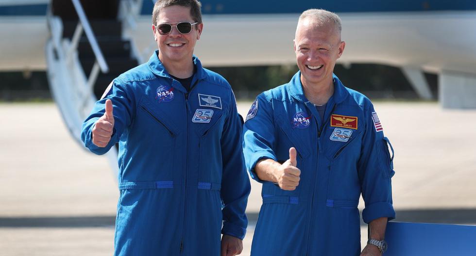 Los astronautas de la NASA Bob Behnken (izquierda) y Doug Hurley (derecha) posan para los medios después de llegar al Centro Espacial Kennedy el 20 de mayo de 2020 en Cabo Cañaveral, Florida. (Joe Raedle/Getty Images/AFP).