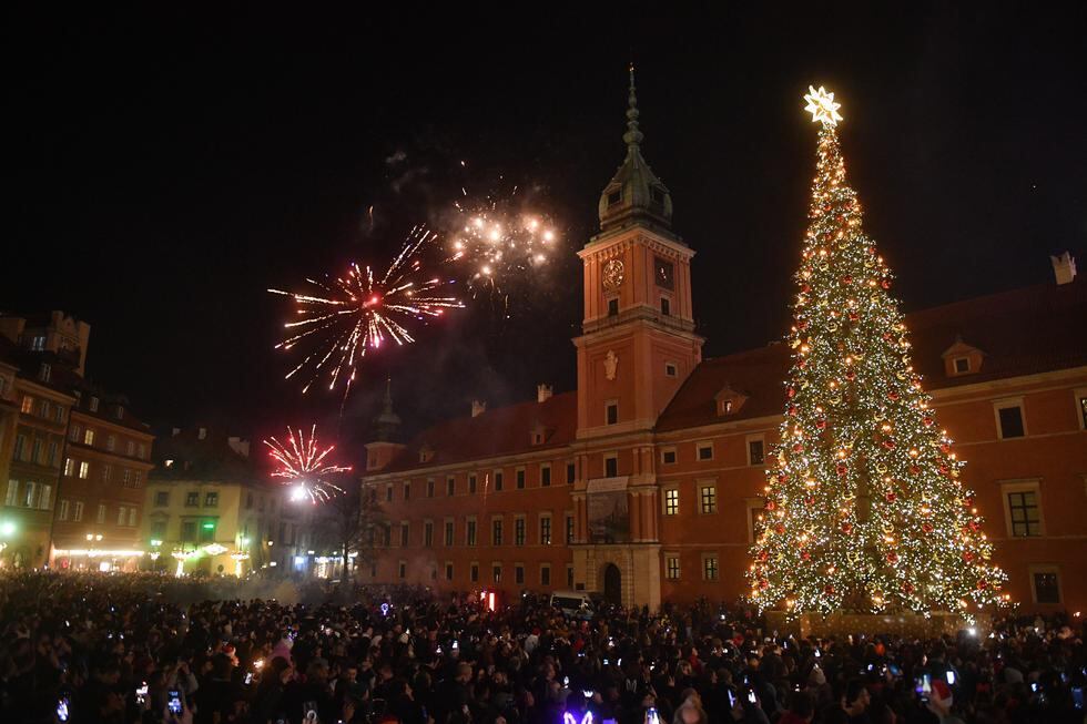 Residentes de la capital y turistas celebran la llegada del Año Nuevo en la plaza Zamkowy de Varsovia, Polonia, el 01 de enero de 2023.