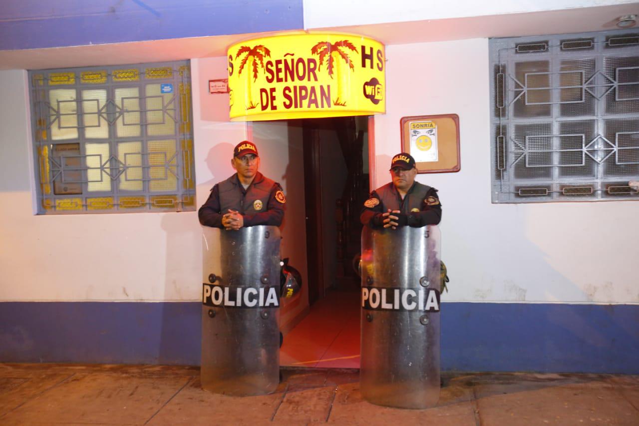 La Policía Nacional interrogó a seis personas implicadas en el crimen que se habría realizado en el hotel Señor de Sipán de San Martín de Porres (Foto: Cesar Grados / GEC)