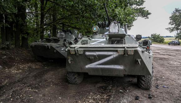 Esta fotografía tomada el 10 de septiembre de 2022 muestra vehículos militares rusos en Balakliya, región de Kharkiv, en medio de la invasión rusa de Ucrania. (Juan BARRETO / AFP)