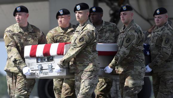 Militares cargan los restos del soldado Aaron R. Butler, muerto en Afganistán. (AP).