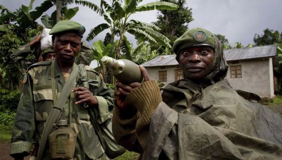 Un soldado del ejército congoleño muestra su arma después de que su unidad volvió de la lucha contra las fuerzas rebeldes. (Foto: AP)
