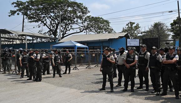 Las fuerzas policiales montan guardia frente a la Penitenciaría del Litoral en Guayaquil, Ecuador, el 1 de noviembre de 2022, mientras se traslada a los reclusos. (Foto de Marcos PIN / AFP)