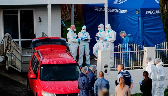 La policía de Nueva Zelanda trabaja en la escena en Auckland el 11 de agosto de 2022, luego de que se descubrieran los cuerpos de dos niños en maletas. (Dean Purcell/New Zealand Herald via AP).