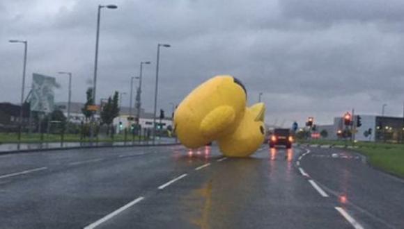 Este pato inflable sembr&oacute; el caos en una carretera de Escocia y se hizo popular en Twitter y Facebook. (Foto: Twitter @m8kna)