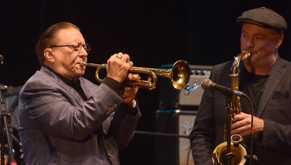Arturo Sandoval junto al saxofonista Mike Tucker dando inicio al concierto en el Santa Úrsula. (Foto: Javier Zapata)