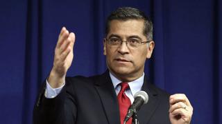 Quién es Xavier Becerra, el latino elegido por Joe Biden para ser Secretario de Salud de Estados Unidos