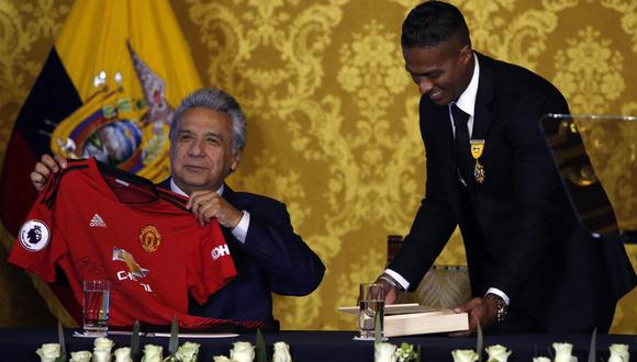 Antonio Valencia recibiendo una distinción en manos del presidente de la República de Ecuador. (Foto: EFE)