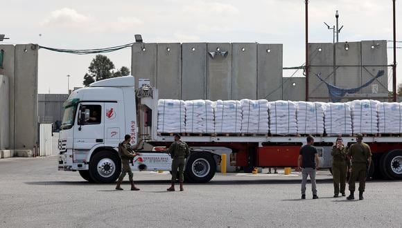 Fuerzas de seguridad israelíes se encuentran cerca de un camión que transporta ayuda humanitaria destinada a Gaza, esperando ser autorizado en el cruce fronterizo de Kerem Shalom (Karm Abu Salem), el 14 de marzo de 2024. (Foto de JACK GUEZ / AFP)
