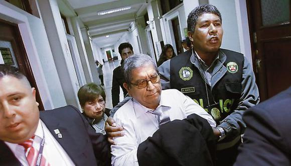 El destituido consejero Julio Gutiérrez fue llevado a la carceleta de Palacio de Justicia. (Foto: Miguel Bellido/El Comercio)