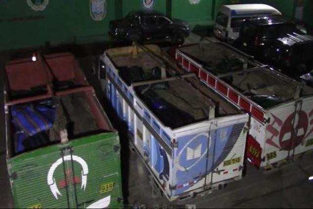 PNP logró incautar 15 toneladas de insumos químicos para la elaboración de estupefacientes que eran trasladadas en tres camiones por una vía de Surcubamba. (Foto: Difusión)