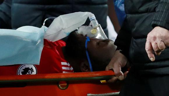 El delantero belga del Manchester United estuvo varios minutos en el césped sin recobrar la memoria. Por eso salió del campo con una máscara de oxígeno en medio de mucha preocupación. (Foto: AFP)
