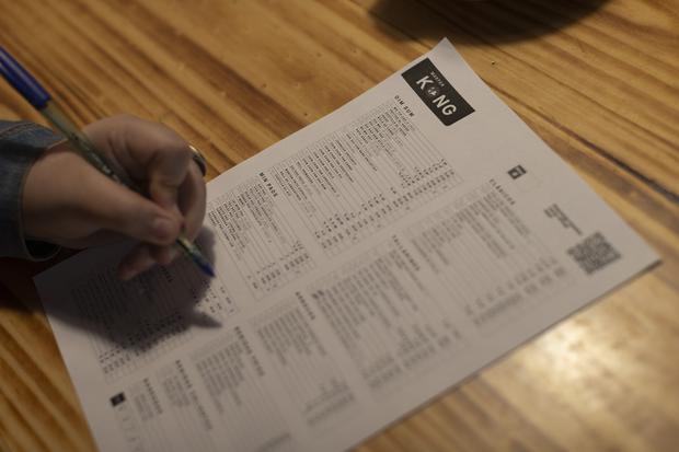 The experience in Master Kong starts with the menu, which is delivered to the diners and they must mark the options they want and the portions, this format is a classic in the most traditional Chinese restaurants.  Don't worry, if something is not clear, you can ask the servers, who will explain.  (Photo: Renzo Salazar / El Comercio)