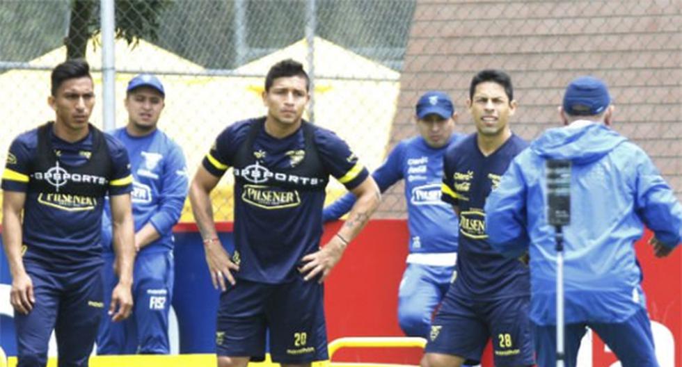 Los jugadores de Ecuador fueron forzados a interrumpir su entrenamiento con miras al partido con Chile por un incesante lluvia que azotó este martes en Quito. (Foto: Twitter)