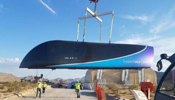 Las cápsulas son propulsadas a lo largo de un tubo al vacío usando tecnología de levitación magnética. Foto: Virgin Hyperloop One.