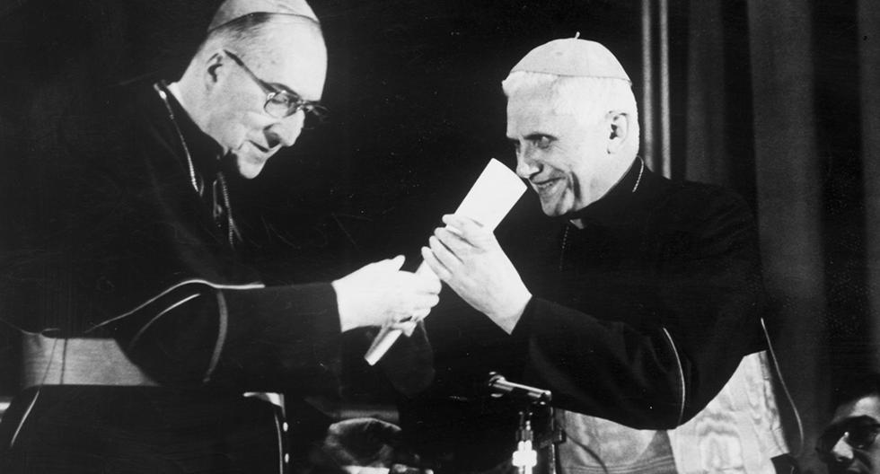 Lima, 21 de julio de 1986. El cardenal Joseph Ratzinger recibe el diploma del cargo de doctor honoris causa de la PUCP, a manos del cardenal Juan Landázuri.  (Foto: GEC Archivo Histórico)