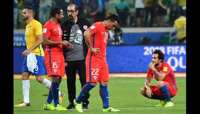 Los futbolistas de la selección chilena devastados luego de caer goleados ante Brasil. (Foto: Agencias)