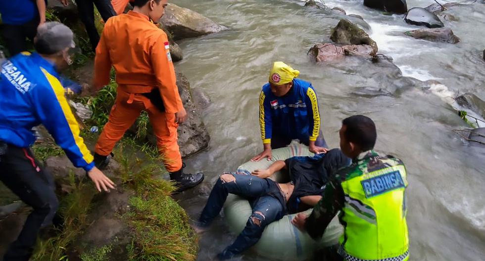 La imagen tomada y publicada por la agencia nacional de búsqueda y rescate de Indonesia (Basarnas) muestra al personal de rescate recuperando a una víctima después de que un autobús se precipitó en un barranco de 150 metros de profundidad y terminó en un río matando a docenas, cerca de Perahu Dipo pueblo, en Pagar Alam. (AFP)