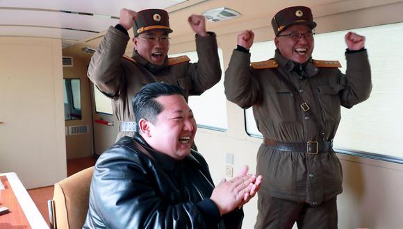 Kim Jong-un celebra el lanzamiento de prueba de un nuevo misil balístico intercontinental ICBM. (AFP).