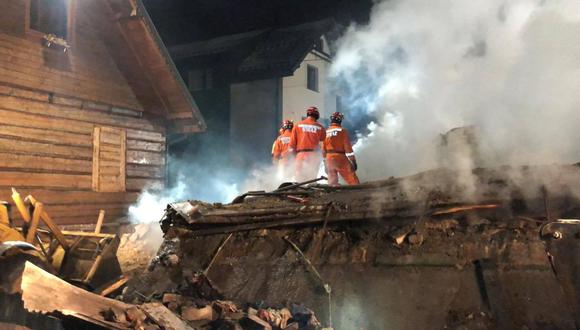 Los bomberos trabajan en labores de rescate en el edificio afectado por una explosión de gas en la ciudad de Szczyrk, en Polonia. (Reuters)