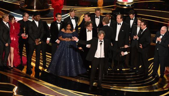 Premios Oscar 2019 GANADORES | El equipo de "Green Book", con el director Peter Farrelly a la cabeza, celebra la obtención del premio a la mejor película del año (Foto: AFP)