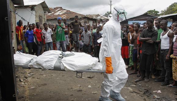 Los casos de ébola y los fallecimientos comunitarios, es decir, acaecidos fuera de un centro de ébola, se han disparado en los últimos días, con 10 muertes en el último día. (Foto: EFE)
