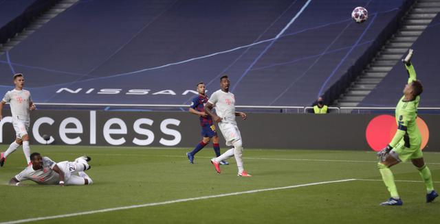 Así fue el autogol de David Alaba para el 1-1 entre Bayern Múnich y Barcelona | Foto: EFE