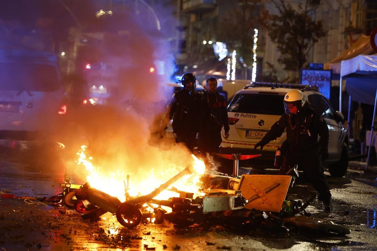 A burning barricade during clashes between Moroccan fans and riot police in the streets of Brussels, Belgium, on November 27, 2022. (Photo by EFE/EPA/STEPHANIE LECOCQ)