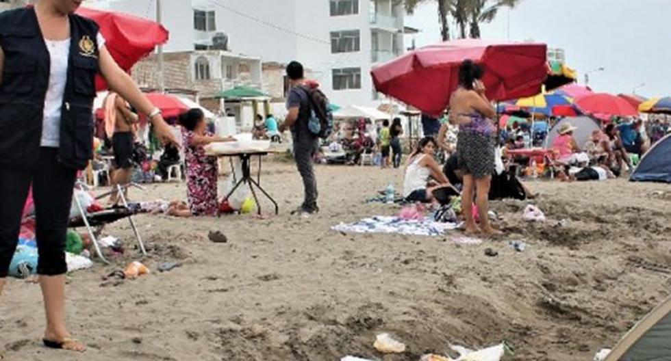 Gran cantidad de desperdicios, venta ambulatoria de comida, instalación ilegal de carpas y tránsito prohibido de vehículos se halló en el balneario de Pimentel. (Foto: Andina)