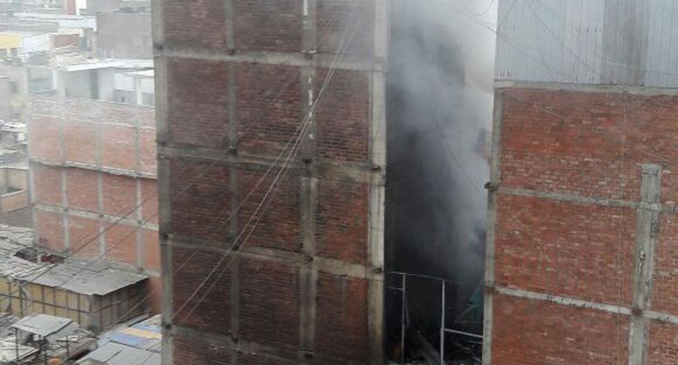 Incendio en Mesa Redonda: fuego sigue vivo y alcanza casas aledañas