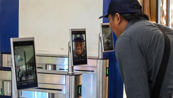 Los sistemas de reconocimiento biométrico son cada vez más populares en todo el mundo. En la foto un hombre utiliza una cámara de reconocimiento facial antes de abordar un tren en la estación de Gubeng, Indonesia.