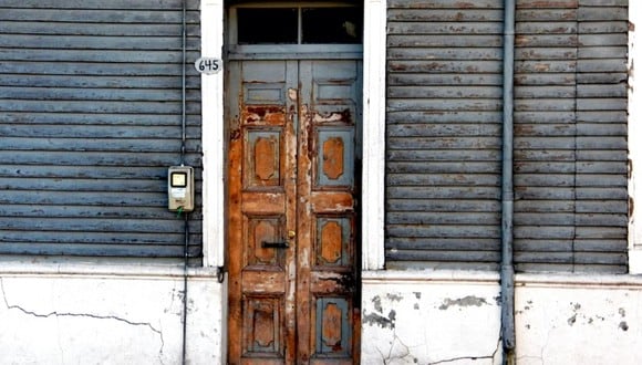 En la foto se aprecia una puerta oxidada. | Imagen referencial: Yan Viveros / Unsplash